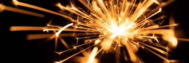 Makro. Siyah arkaplanda yanan maytap.