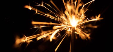 Makro. Siyah arkaplanda yanan maytap.