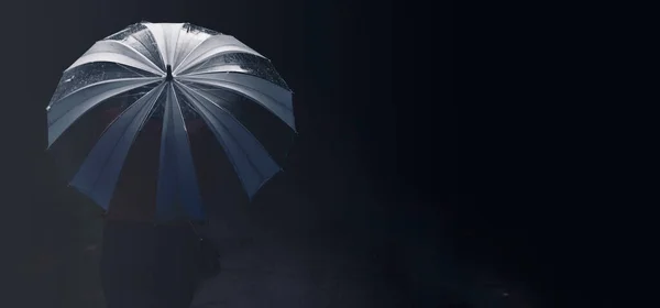 Junge Frau Läuft Mit Regenschirm Dunkler Nacht Auf Der Straße — Stockfoto
