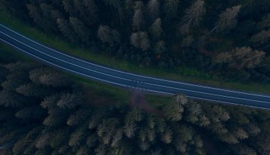 Sonbahar manzarası. Gece boş asfalt dağ yolu, üst manzara.