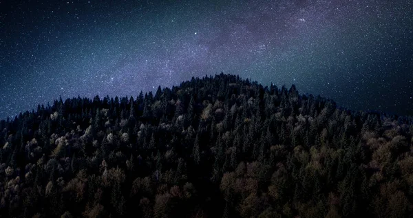 Cielo Estrellado Sobre Las Cimas Montañas Parcialmente Nevadas Pintoresco Paisaje — Foto de Stock