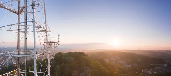 Wieża Telekomunikacyjna Obsługi Telefonów Komórkowych Bezprzewodowej Komunikacji — Zdjęcie stockowe