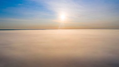 Dramatik gün batımı, güneş bulutların arasında parlıyor..