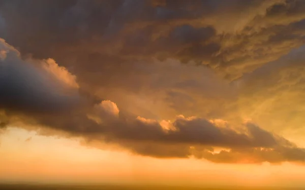 Dramatischer Sonnenuntergang, die Sonnenstrahlen scheinen durch die Wolken. — Stockfoto