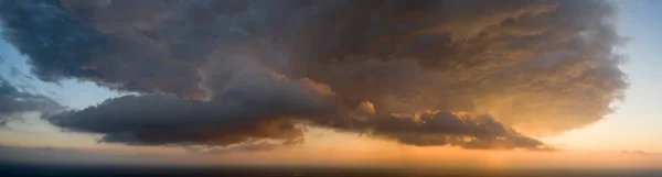 Dramatische zonsondergang, de zonnestralen schijnen door de wolken. — Stockfoto