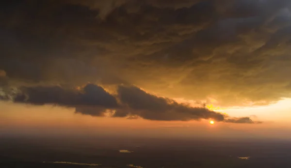 Atardecer dramático, los rayos del sol brillan a través de las nubes. —  Fotos de Stock