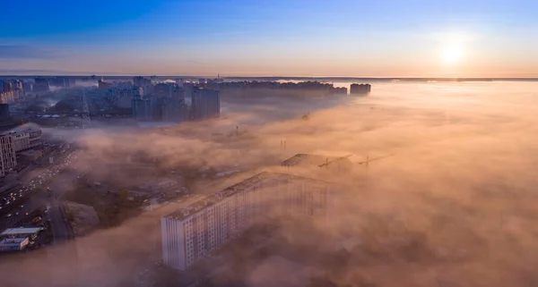 De toppen van hoge gebouwen boven de mist. Drone aanzicht. — Stockfoto