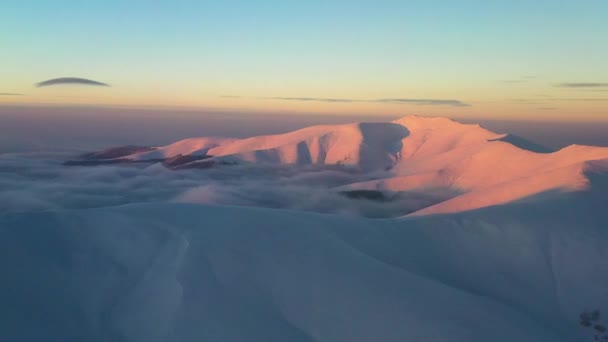 Utsikt över gryningen från det snötäckta berget. — Stockvideo