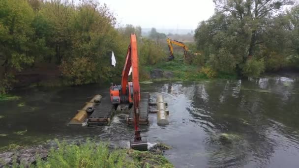 Bucha, Ucrania - 18 de octubre: Una excavadora flotante limpia el lecho del río. — Vídeos de Stock