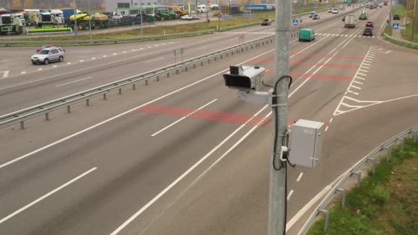 Bucha, Ukraine - October 18th: Camera speed control and traffic. — Stock Video