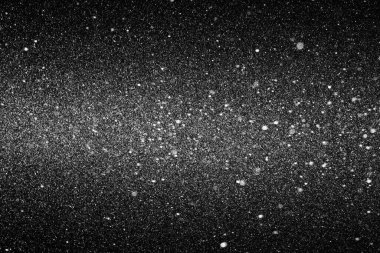 Siyah bir arka planda havada kar dokusu var. Seçici odak.