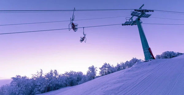 在高山滑雪胜地度过寒假 黎明时分 电梯的支撑物被冰雪覆盖着 日落时美丽的风景 — 图库照片