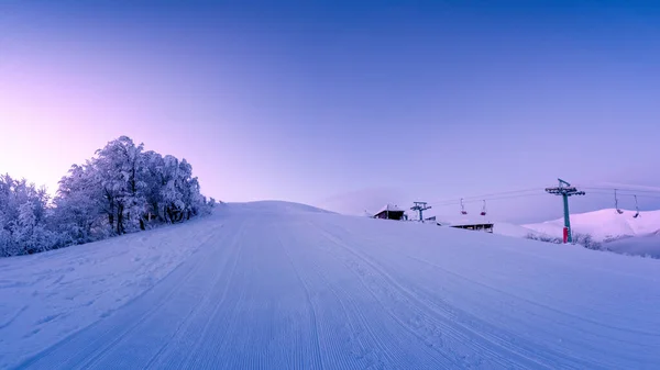 Estância Esqui Férias Inverno Maravilhosa Paisagem Montanhosa Pista Esqui Lado — Fotografia de Stock