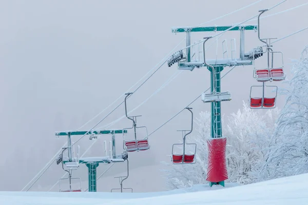 Férias Inverno Estância Esqui Montanhas Suporte Elevador Coberto Com Neve — Fotografia de Stock