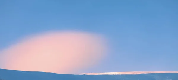 山の冬の風景 雪の上に色の夜明け帽をかぶった山々 ドローンビュー — ストック写真
