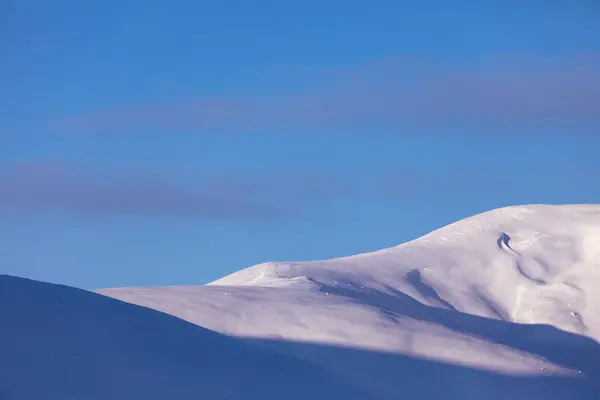 山区冬季风景 多彩的黎明笼罩着白雪覆盖的群山 无人机视图 — 图库照片