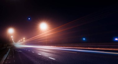 Şehrin dışında gece açık otoban. Uzun pozlu fotoğraf. Üst görünüm.