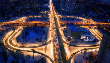 Gece deniz manzarası. Karmaşık taşıma kavşağı, üst görünüm.