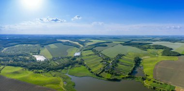 Köyün havadan görünüşü. Bir sürü bahçe ve ev.