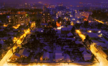 Şehirdeki akşam trafiği sıkışık yollar ve kavşaklar, ulaşım çöküşü. Hava görünümü.