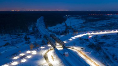 Yıldızlı gökyüzünün arka planında nehrin üzerindeki demiryolu köprüsü. Gece yaz muhteşem manzara.