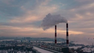Şehrin sanayi bölgesi, atmosfere zararlı emisyonlar.