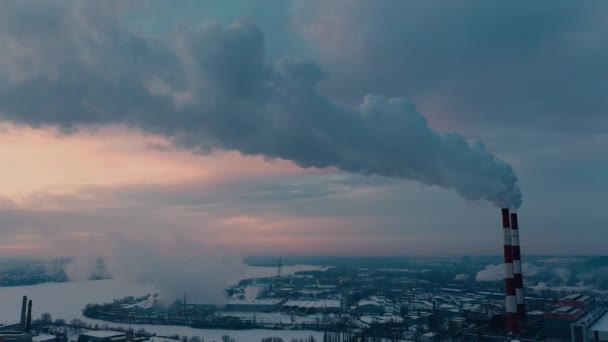 Zona industrial de la ciudad, emisiones nocivas a la atmósfera. — Vídeos de Stock