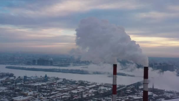 Industriområde i byen, skadelige emissioner til atmosfæren. – Stock-video