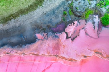 Pembe Ada 'daki adanın kıyılarında beyaz tuz. Lemuria Gölü, Ukrayna.