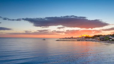 Güzel deniz manzarası, deniz üzerinde gün batımı..