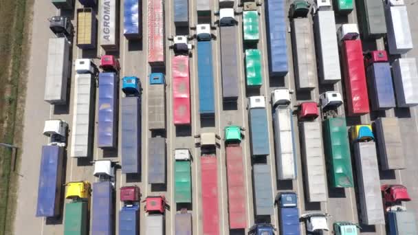 01.03. 2021, Ukraina, Nikolajev området: En enorm kö av lastbilar. Trafikstockningar från lastbilar. — Stockvideo