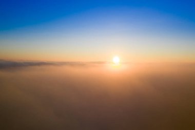 Gökyüzünün manzarası, hava manzarası, şafak ya da gün batımı, mavi saat.