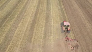 Bir traktörle tarım işi. Traktör sürücüsü bir disk harrow ile zemin çalıyor..
