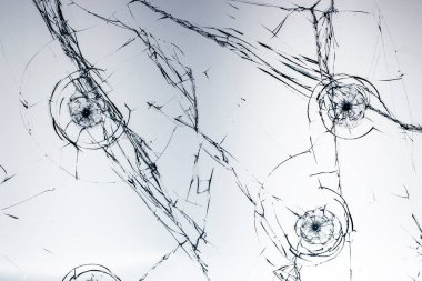 Beyaz arka plandaki camlarda çatlaklar var. Kırık pencere.