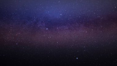Gece gökyüzünde Samanyolu Galaksisi 'nin bir parçası. Yıldızlı gece gökyüzünün manzarası.