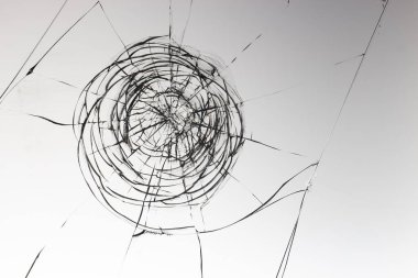 Beyaz arka plandaki camlarda çatlaklar var. Kırık pencere.