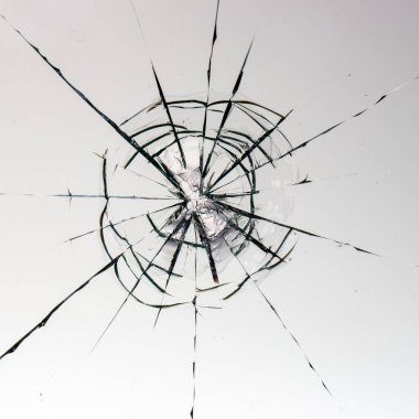 Beyaz arka plandaki camlarda çatlaklar var. Kırık pencere.