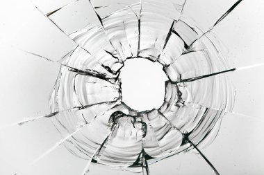 Beyaz arka plandaki camlarda çatlaklar var. Kırık pencere.