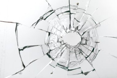 Beyaz arka plandaki camlarda çatlaklar var. Kırık pencere.