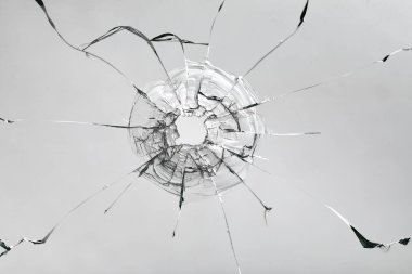 Beyaz arka plandaki camlarda çatlaklar var. Kırık pencere.