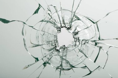 Beyaz arka plandaki camlarda çatlaklar var. Kırık pencere.