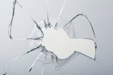 Beyaz arka plandaki camlarda çatlaklar var. Kırık pencere.