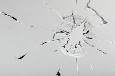 Beyaz arka plandaki camlarda çatlaklar var. Kırık pencere.