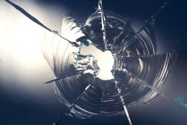 Yakın plan, arka plandaki camda çatlaklar var..