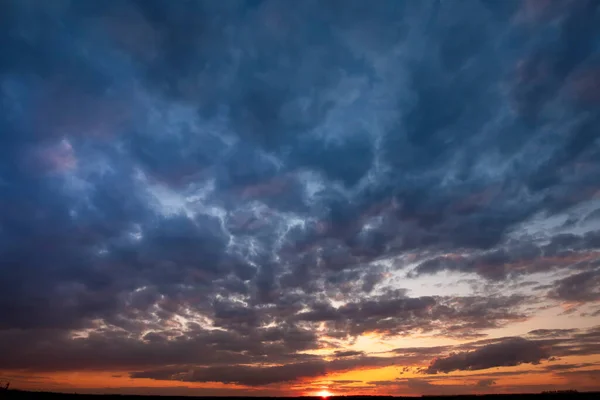 Amanecer Atardecer Después Una Tormenta Brillante Panorama Del Cielo Dramático — Foto de Stock