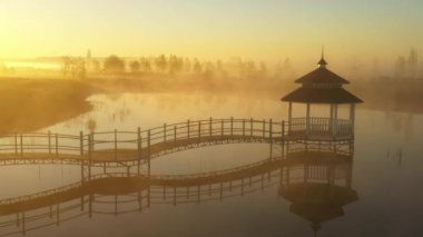 Sisli bir sabahta gölde çardak..