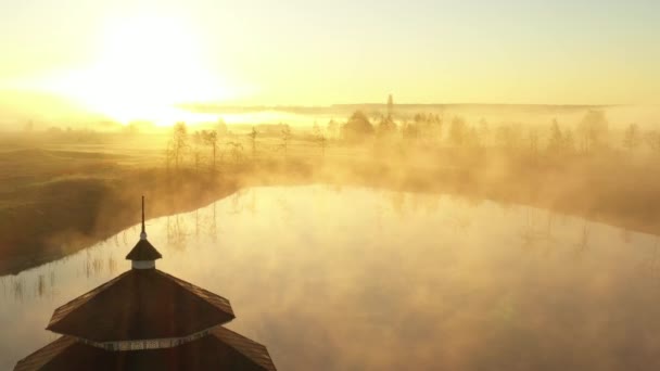 Altánek na jezeře za mlhavého rána. — Stock video