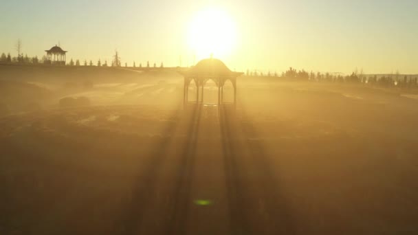 Mistyczna atmosfera Gazebo w parku we mgle o świcie — Wideo stockowe