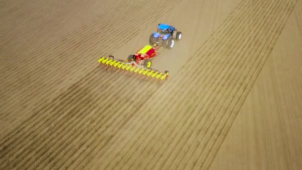 Tractor con sembradora en el campo, vista aérea. — Vídeos de Stock