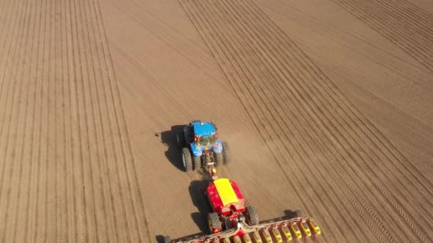 Trator com semeadora no campo, vista aérea. — Vídeo de Stock
